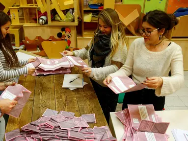 Relawan menghitung surat suara untuk Referendum Reformasi Konstitusi di sebuah TPS di Roma, Italia, Minggu (4/12). Warga Italia memilih menolak rencana Reformasi Konstitusi. (REUTERS / Tony Gentile)