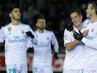 Para pemain Real Madrid merayakan gol Gareth Bale (kanan) ke gawang CD Numancia  pada laga Copa Del Rey di Nuevo Estadio Los Pajaritos stadium, Soria, (4/1/2018). Madrid menang 3-0. (AFP/Cesar Manso)