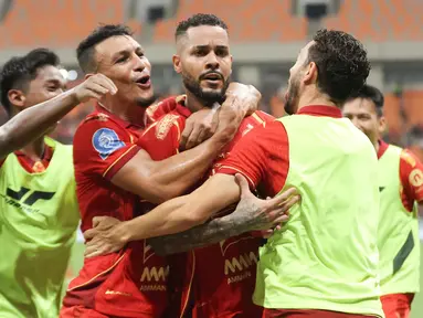 Pemain Persija merayakan gol yang dicetak Emaxwell Souza De Lima (tengah) saat menjamu PSM Makassar pada laga pekan ke-22 BRI Super League 2025/2026 di Jakarta International Stadium, Jumat (20/2/2026) malam WIB. Menjamu PSM Makassar pada laga pekan ke-22 BRI Super League 2025/2026, Persija berhasil meraih poin penuh. (Bola.com/Abdul Aziz)