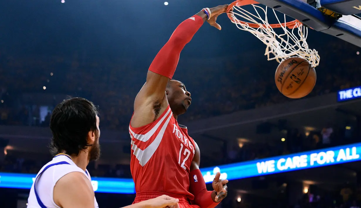 Pemain Houston Rockets, Dwight Howard memasukan bola kedalam ring Golden State Warriors di Game ke 5 final wilayah barat di Oakland, California, (27/5/2015). Warriors menang 104-90 dan melaju ke final NBA setelah 40 tahun. (Kyle Terada-USA TODAY Sports)