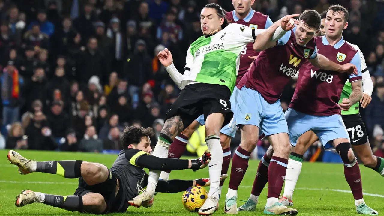 Foto: Aksi Nunez dan Jota Bawa Pulang 3 Poin dari Markas Burnley, Liverpool Gusur Arsenal di Puncak Klasemen Liga Inggris