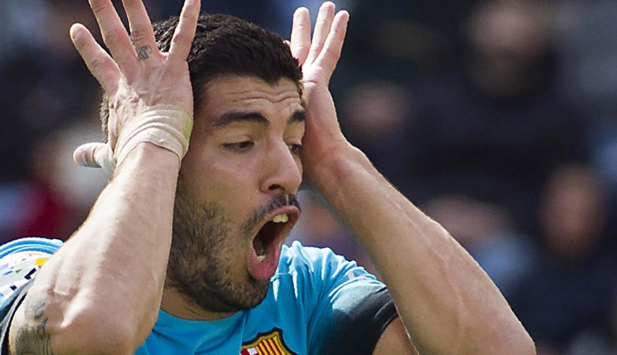 Ekspresi striker Barcelona, Luis Suarez, saat gagal membobol gawang Las Palmas pada laga La Liga Spanyol di Stadion Gran Canaria, Sabtu (20/2/2016). Las Palmas takluk 1-2 dari Barcelona. (AFP/Jaime Reina)