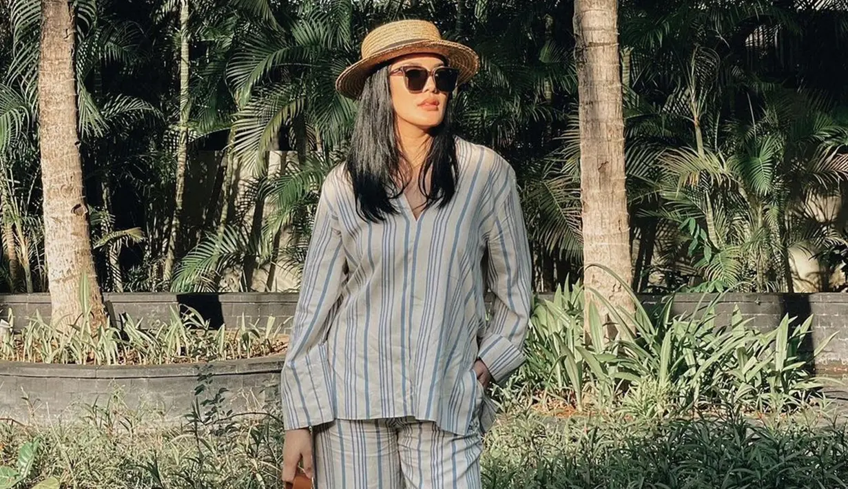 Selalu tampil stylish, ia pun sering terlihat memakai busana kasual. Bahkan, gaya penampilannya menggunakan busana motif garis yang dipadukan dengan topi serta kacamata hitam tampak memesona. (Liputan6.com/IG/@nindyayunda)