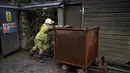 Pekerjaan penambangan diawali pengeringan air yang membanjiri sejumlah jalur penambangan. (Oli SCARFF/AFP)