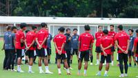 Pelatih Timnas Indonesia U-22, Indra Sjafri, memberikan arahan kepada anak asuhnnya saat sesi latihan jelang menghadapi Timnas Mali di Stadion Madya, Senayan, Jakarta, Jumat (14/11/2025). (Bola.com/M Iqbal Ichsan)