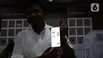 Anggota Komisi Pemilihan Umum (KPU) Idham Holik (kemeja putih) menunjukkan tampilan Sistem Informasi Partai Politik (Sipol) Pemilu 2024 di Jakarta, Jumat (24/6/2022). KPU meluncurkan Sipol Pemilu 2024 dan telah membuka aksesnya untuk memperlancar proses pendaftaran dan verifikasi partai politik. (Liputan6.com/Angga Yuniar)