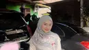 Kunjungan rutinnya ke makam Ameer Azzikra menjadi bukti cintanya yang tak pernah padam. Meski sedih, Nadzira Shafa tetap tegar menjalani hidup. Sebelum mengunjungi makam, Nadzira ungkap rasa bahagianya bisa pulang kampung dan berlebaran di rumah keluarga di Banten. (Liputan6.com/IG/@enazirashf_)