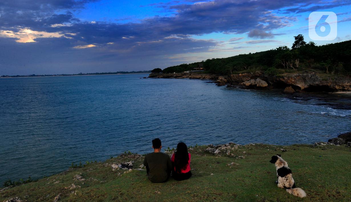 Para wisatawan melakukan surfing, camping, berfoto, memancing, atau bahkan sekedar bersantai secara gratis. (merdeka.com/Arie Basuki)