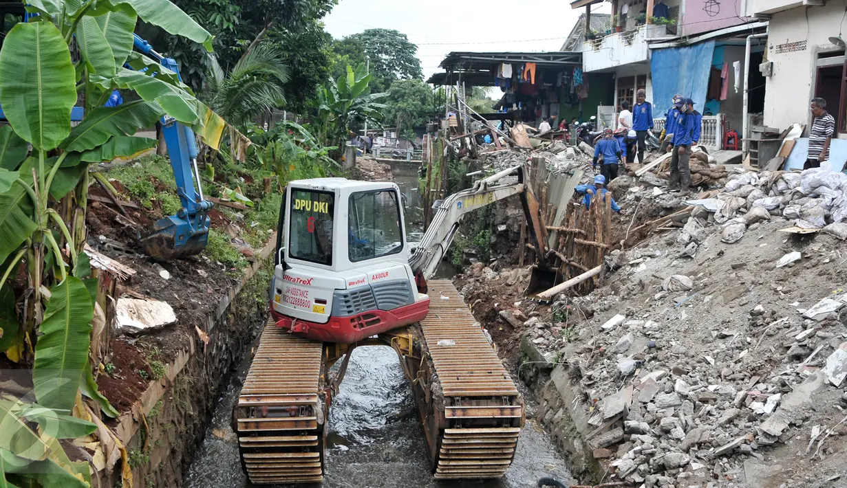 Alat berat mengangkut puing bangunan yang roboh akibat longsornya turap Kalibaru di Desa Putra, Jakarta Selatan, Rabu (22/3). Selain menambal turap bocor, petugas juga mengangkat kotoran sungai agar tidak terjadi pendangkalan. (Liputan6.com/Yoppy Renato)
