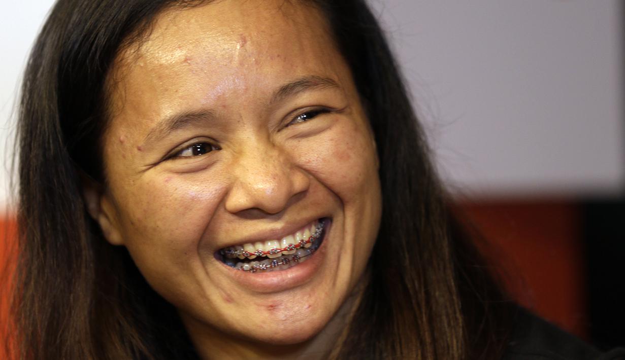 Petarung MMA, Priscilla Lumban Gaol, tertawa saat kunjungan ke kantor redaksi KLY di Jakarta, Jumat (18/1). Dirinya akan bertarung pada laga One Championship pada Sabtu (19/1) di Istora Senayan. (Bola.com/Yoppy Renato)