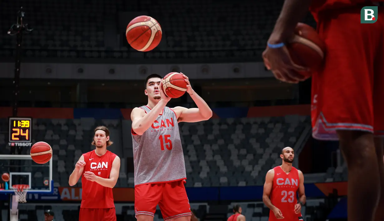 <p>Pebasket Kanada, Zach Edey (tengah) menembak bola saat melakukan latihan menjelang laga Piala Dunia FIBA 2023 melawan Prancis di Indonesia Arena, Senayan, Jakarta, Kamis (24/08/2023). (Bola.com/Bagaskara Lazuardi)</p>