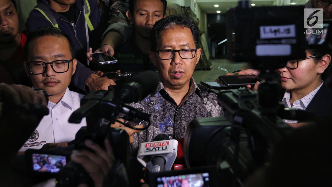 Diperiksa 11 Jam oleh Satgas, Begini Ekspresi Plt Ketua Umum PSSI