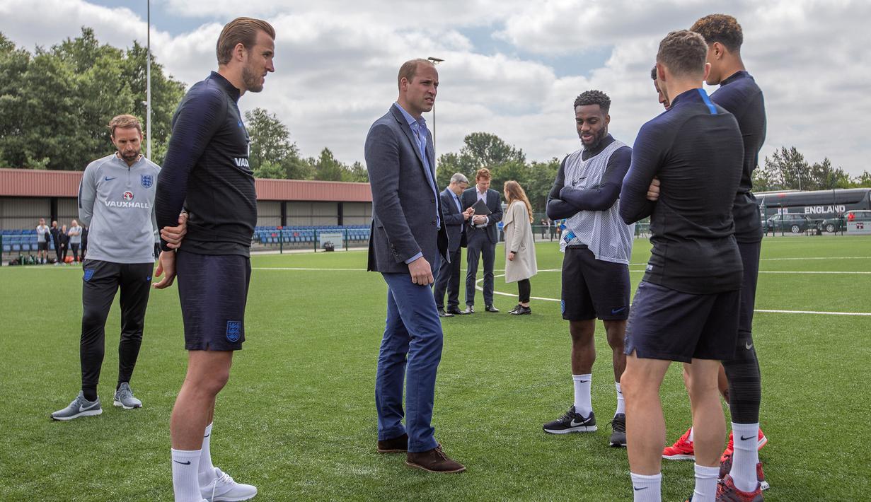 Pangerang William berdiskusi saat menunjungi latihan Timnas Inggris di West Riding County FA, Leeds, Kamis (7/6/2018). Kedatangan ini untuk memberikan support jelang Piala Dunia 2018 Rusia. (AFP/Charlotte Graham)