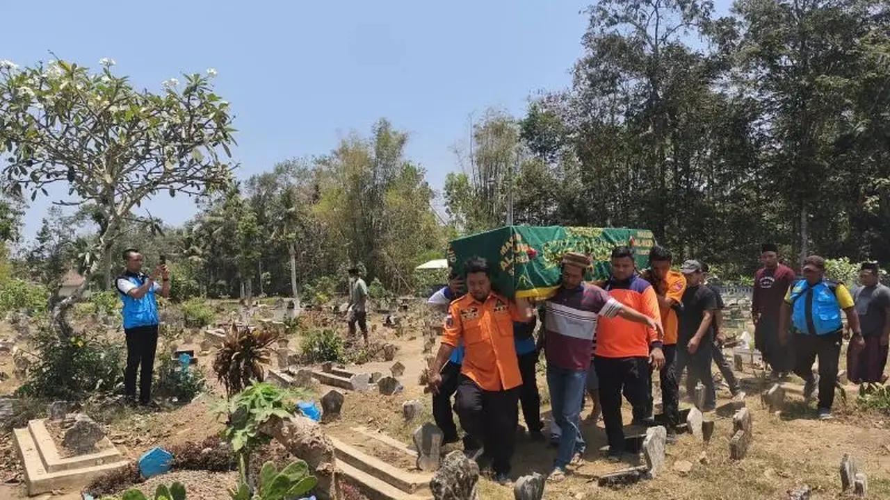 Proses pemakaman Jenazah korban KMP Virgo Transport 8 di Jember.