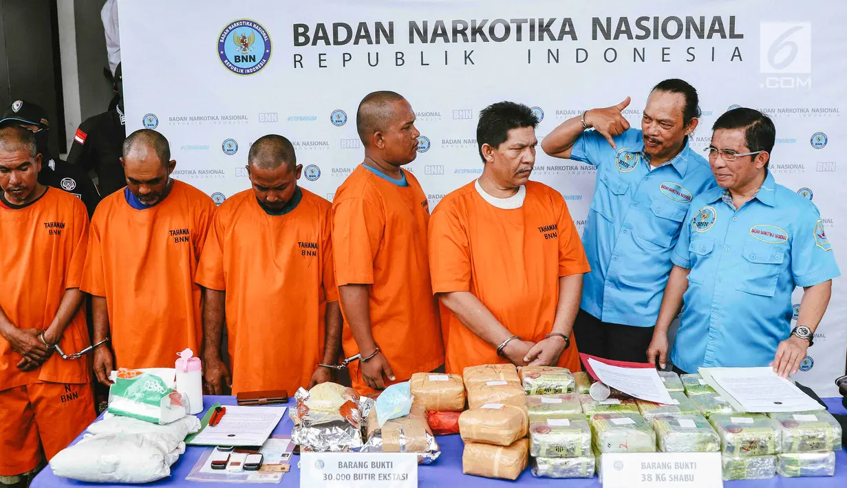 Deputi Pemberantasan BNN Irjen Pol Arman Depari menunjukkan tersangka beserta barang bukti kasus penyelundupan narkotika sindikat internasional di Gedung BNN, Cawang, Jakarta Timur, Rabu (14/11). (Liputan6.com/Immanuel Antonius)