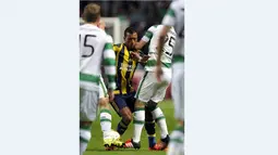 Pemain Fenerbahce Luiz Nani (tengah) berusaha melewati hadangan para pemain Celtic pada lanjutan UEFA Europa League Grup A di Celtic Park, Glasgow, Scotland, Jumat (2/10/2015).Celtic- Fenerbhace berbagi angka 2-2. AFP Photo / Andy Buchanan