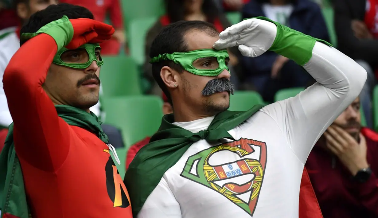 Gaya suporter Portugal dengan kostum super hero saat melawan Islandia pada laga Grup F Piala Eropa 2016 di Stade Geoffroy Guichard, Saint-Etienne, Rabu (15/6/2016) dini hari WIB. (AFP/Jeff Pachoud)