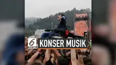 Aksi mengharukan dilakukan oleh beberapa penonton yang rela mengangkat kursi roda milik penyandang disabilitas agar bisa menikmati konser musik bersama.