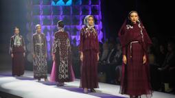 Bertempat di Kartika Expo Center, Balai Kartini, Jakarta Selatan, Jakarta Muslim Fashion Week (JMFW) berlangsung dari 6 hingga 9 November 2025. Tampak dalam foto, model-model memamerkan karya desainer mode Indonesia Khanaan selama Jakarta Muslim Fashion Week, Kamis 6 November 2025. (AP Photo/Tatan Syuflana)
