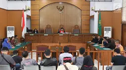 Suasana sidang gugatan praperadilan yang diajukan tersangka Jon Riah Ukur alias Jonru Ginting di PN Jakarta Selatan, Selasa (21/11). Majelis hakim menolak seluruh gugatan praperadilan yang diajukan tersangka Jonru. (Liputan6.com/Immanuel Antonius)