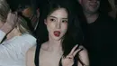 Dalam potret yang disebarkan penggemar di media sosial, Han So Hee tampil stunning mengenakan gaun renda tembus pandang warna hitam memperlihatkan lekuk tubuhnya.  [Foto:X]