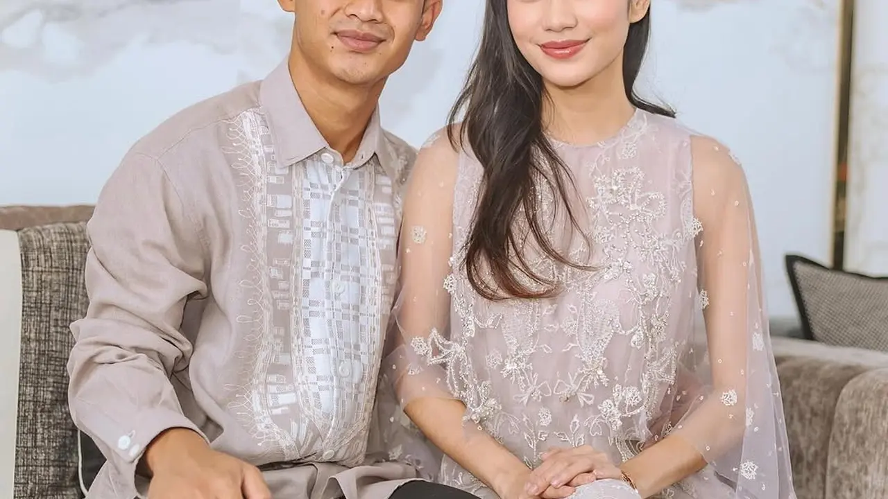 Gaya Serasi Azizah Salsha dan Pratama Arhan Rayakan Lebaran dengan Outfit Bernuansa Netral