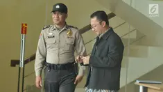 Plt Dirjen Pembangunan dan Pemberdayaan Masyarakat Desa (PPMD) Kemendes PDTT Taufik Madjid saat berada di lobi gedung KPK Jakarta, Kamis (8/6). Taufik diperiksa sebagai saksi untuk tersangka Mantan Irjen Kemendes PDTT, Sugito. (Liputan6.com/Helmi Afandi)