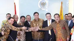 Ketum Partai Golkar Airlangga Hartarto bersama Bambang Soesatyo dan sekjen Golkar Idrus Marhan foto bersama usai memberikan keterangan perihal ketua DPR RI, Jakarta, Senin (15/1). (Liputan6.com/Angga Yuniar)