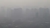 Gedung-gedung di Seoul, Korea Selatan tampak seperti tertutup kabut akibat polusi udara oleh debu halus (AP)
