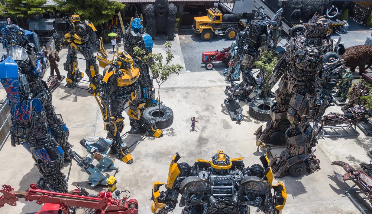 Sejumlah robot yang terbuat dari limbah suku cadang kendaraan bermotor di "Ban Hun Lek", atau "Rumah Robot Baja", di Provinsi Ang Thong, Thailand tengah (5/6/2020). (Xinhua/Zhang Keren)