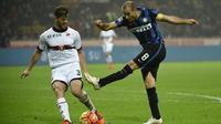 Bek Genoa, Cristian Ansaldi (kiri), resmi menjadi milik Inter Milan pada 30 Juli 2016. (AFP/Olivier Morin)