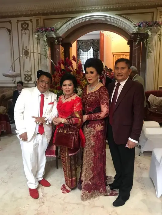 "Saya selalu ada saat di butuhkan keluarga! Dgn sdr sepupuku Maja Hutapea pemilik bis Makmur di medan dan istrinya putri GM Panggabean pemilik koran SIB medan." tulis pengacara kondang ini. (Instagram/hotmanparisofficial)