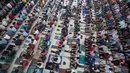 Kegiatan tadarus ini dilaksanakan setelah sholat Zuhur dan Ashar. Lantunan ayat suci yang dibaca secara bergantian, menciptakan atmosfer religius yang khidmat. Tampak dalam foto, para santri melaksanakan salat Dzuhur selama bulan suci Ramadan 1447 Hijriah di Pondok Pesantren Ar-Raudlatul Hasanah di Medan, Sumatera Utara, Sabtu 21 Februari 2026. (AP Photo/Binsar Bakkara)
