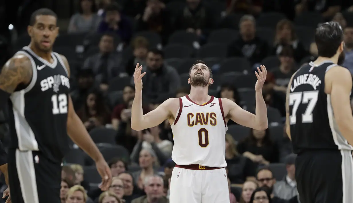 Ekspresi pemain Cavaliers, Kevin Love (0) saat melakukan pelanggaran terhadap pemain Spurs, LaMarcus Aldridge (12) pada lanjutan NBA di basketball game di AT&T Center, San Antonio, (23/1/2018). Spurs menang  114—102. (AP/Eric Gay)