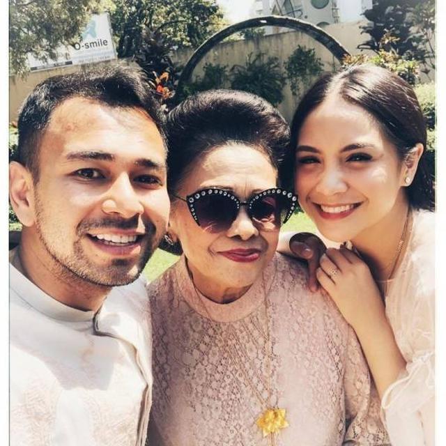 Bergaya Glamor, Ini 6 Potret Mamih Popon Nenek Raffi Ahmad