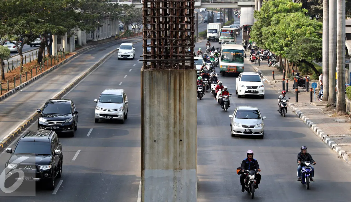 Sejumlah kendaraan saat melintasi Jalan Rasuna Said, Jakarta, Jumat (30/10). Presiden Joko Widodo menyatakan seluruh tiang pancang bekas monorel akan difungsikan sebagai tiang penyangga rel LRT. (Liputan6.com/Immanuel Antonius)