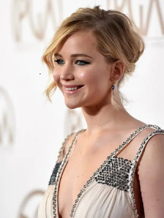 Jennifer tidak berhasil mengatasi sepuluh marshmallow di mulutnya. Dia kemudian membuang marshmallow tersebut ke mangkuk. (AFP/Bintang.com)