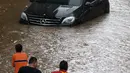 Sebuah mobil terendam banjir di Jalan Kapten Tendean, Jakarta, Sabtu (20/2/2021). Banjir yang disebabkan curah hujan tinggi memutus akses lalu lintas di Jalan Kapten Tendean. (merdeka.com/Imam Buhori)