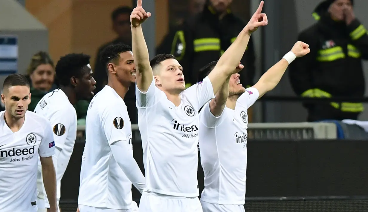 Selebrasi gol pemain Eintracht Franckfurt pada leg kedua, babak 16 besar Liga Europa yang berlangsung di Stadion Giuseppe Meazza, Jumat (15/3). Inter Milan kalah 0-1 kontra Eintracht Frankfurt. (AFP/Miguel Medina)