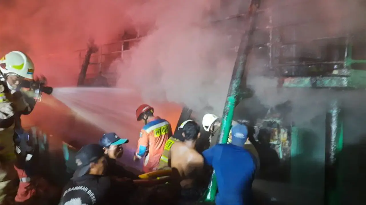 Kapal Ikan Bersandar di Muara Baru Kebakaran