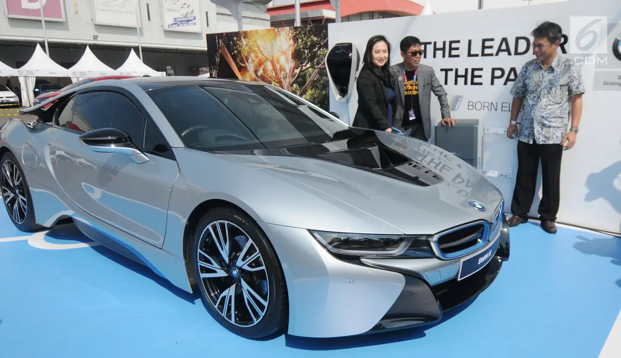 Tampilan mobil listrik BMW i8 Wallbox Plus saat akan test drive di IIMS 2018, Jakarta, Jumat (20/4). BMW Indonesia kembali menunjukkan konsistensinya terhadap perkembangan mobil listrik. (Merdeka.com/Dwi Narwoko)