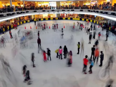 Hari libur lebaran dimanfaatkan sejumlah orang untuk bermain ice skating    (Liputan6.com/Johan Tallo)
