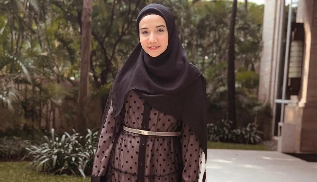 Gaya busana Zaskia Sungkar pun cukup stylish. Dalam balutan gamis hitam berbagai model, penampilan Zaskia tak pernah mengecewakan. Model gamis yang dikenakan pun beragam, mulai dari santai hingga elegan. (Liputan6.com/IG/@zaskiasungkar15)