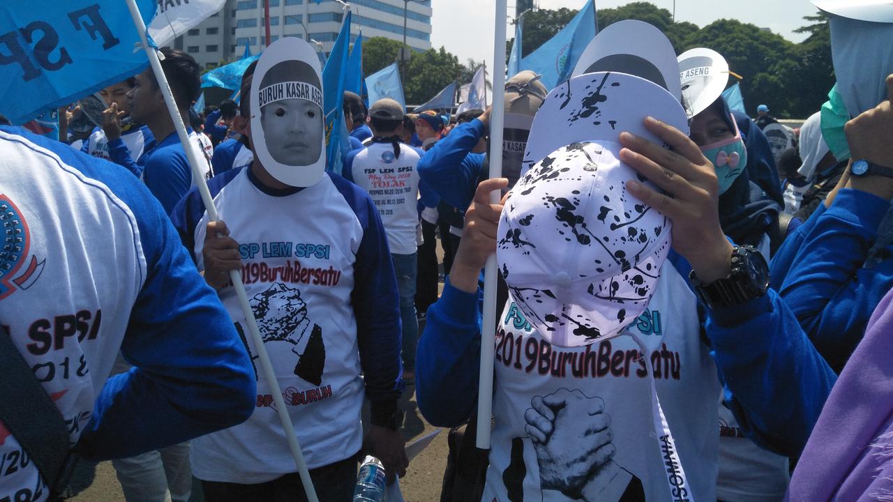 Topeng Simbol Buruh Asing