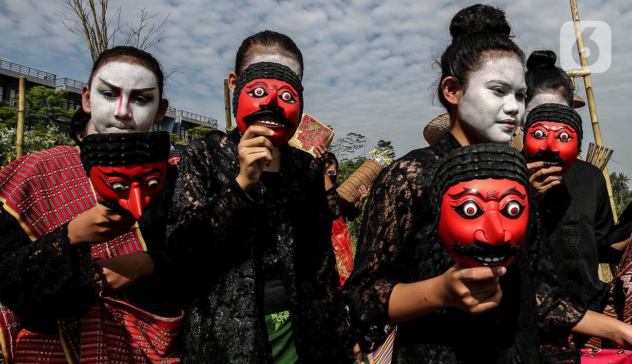 Penari menggelar tarian dan fashion show berlatar alam di Grand Smesco Hills Cisarua, Bogor, Minggu (11/4/2021). Tari yang akan ditampilkan adalah Tari Topeng Jigrik Ndat dari Betawi, Tari Legong Mesatya dari Bali, Tari Papua, Tari Bajidor Kahot dan Tari Kipas Pakarena (Liputan6.com/JohanTallo)