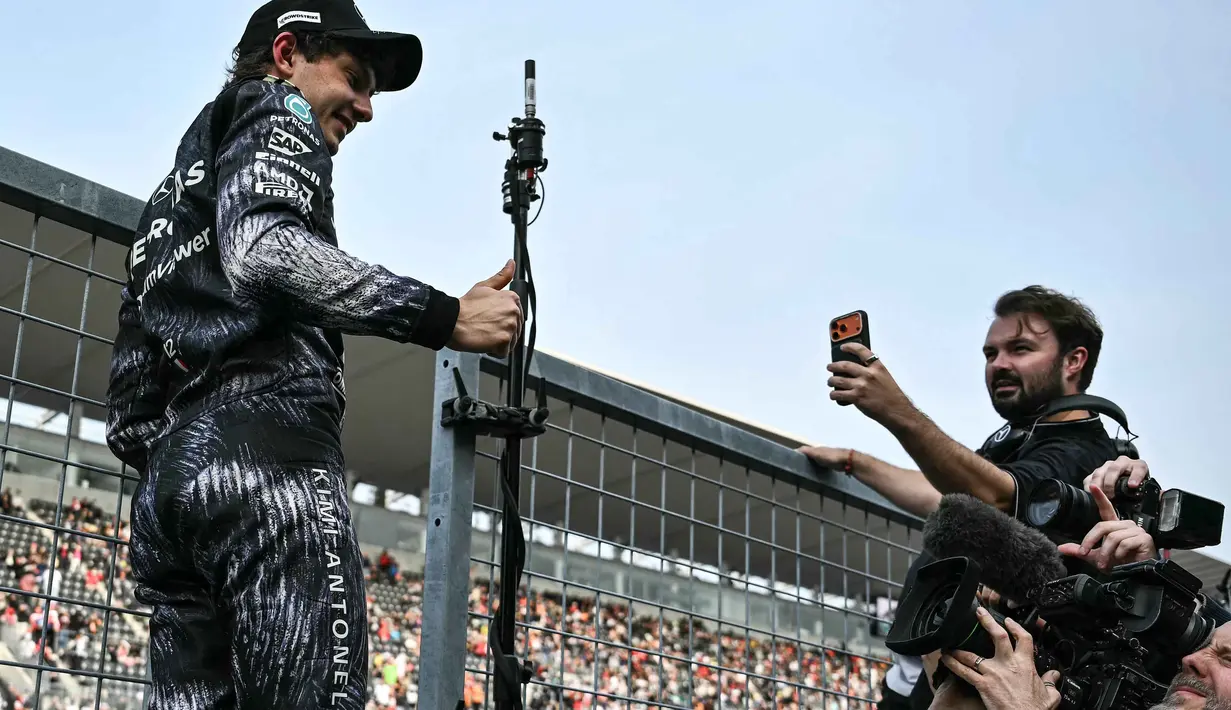 Pembalap Mercedes AMG Petronas, Kimi Antonelli, sukses merebut pole position dalam sesi kualifikasi Formula 1 GP Jepang 2026. Tampak dalam foto, Pembalap Mercedes AMG Petronas asal Italia, Kimi Antonelli, berpose setelah meraih pole position pada sesi kualifikasi Formula 1 GP Jepang 2026 di Sirkuit Suzuka, pada Sabtu (28/3/2026). (Philip FONG/AFP)