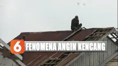 Atap rumah warga yang sebagian besar terbuat dari seng terlepas akibat kencangnya angin.
