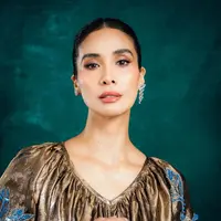 Lihat di sini beda gaya Marsha Timothy dan Davika Hoorne di gala premiere Kang Mak from Pee Mak. (Foto: IG/@armanfebryan).