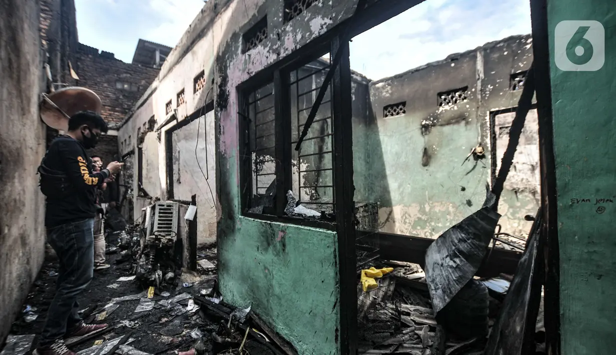 Awak media mengambil gambar di lokasi kebakaran yang melanda rumah kontrakan di Jalan Pisangan Baru III, RT 006/010, Matraman, Jakarta, Kamis (25/3/2021). Kebakaran yang diduga terjadi karena korsleting listrik tersebut menghanguskan 5 rumah kontrakan. (merdeka.com/Iqbal S. Nugroho)