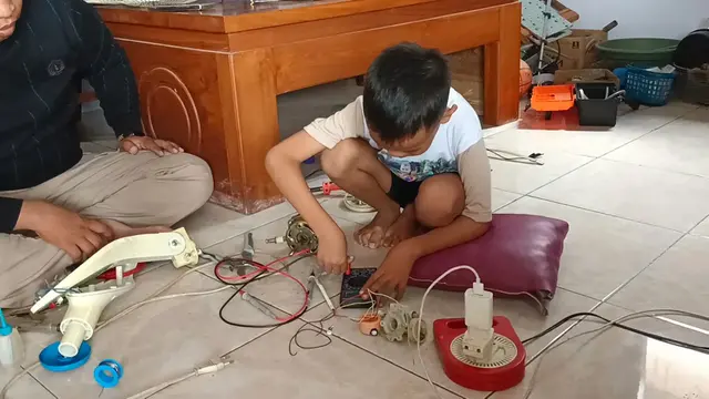 Bocah asal Bojonegoro bernama Daffa ahli dalam merakit elektronik dan tertarik pada sains. (Liputan6.com/Ahmad Adirin)